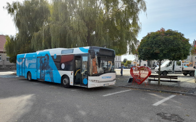 zdjęcie autobusu stojącego na rynku w Margoninie