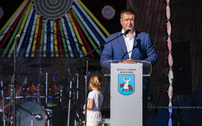 zdjęcie Marcina Porzucka przemawiającego z mównicy