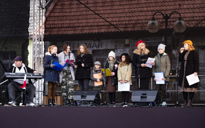zdjęcie ok. 10 osób stojących na scenie
