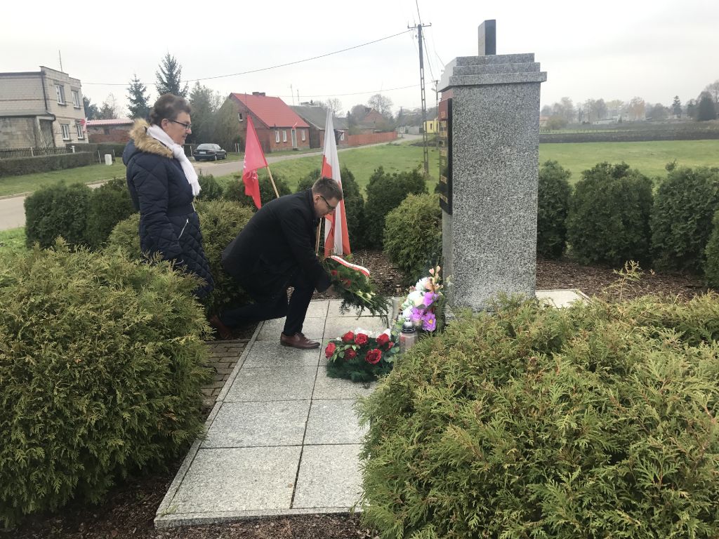 Wieńce w miejscach pamięci